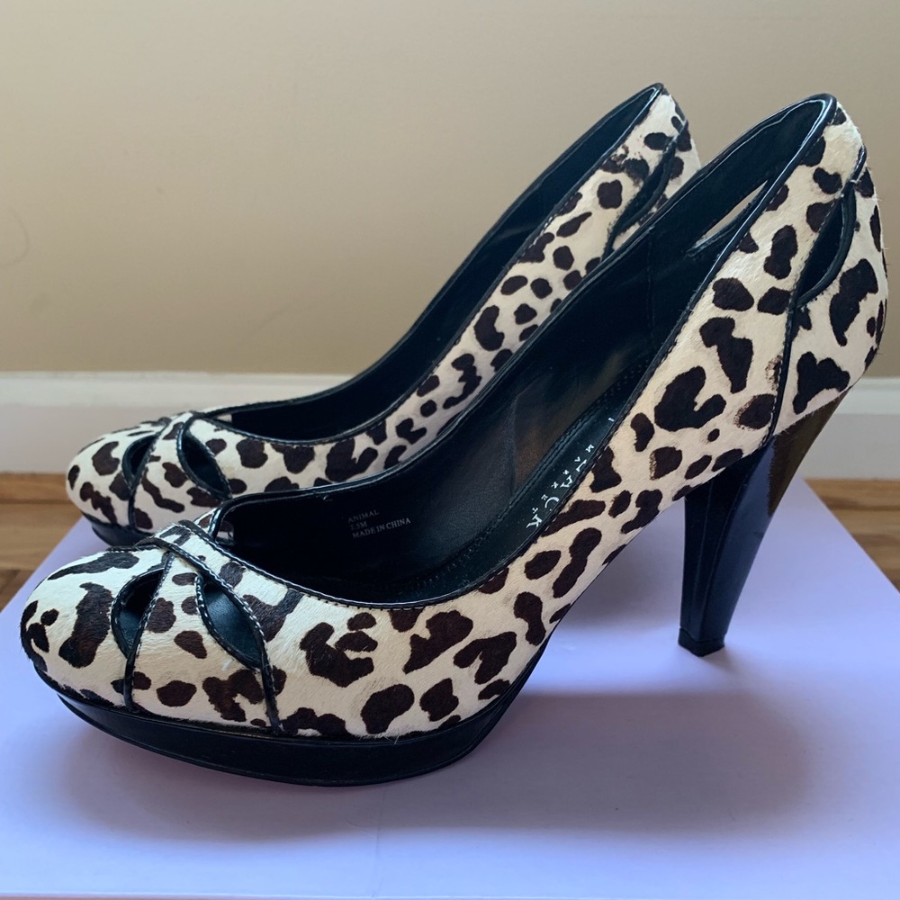 White House Black Market Leopard Pumps, heels